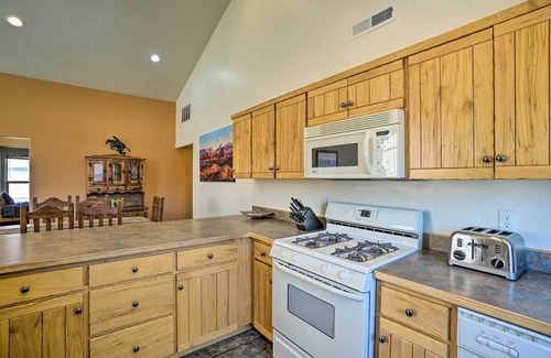Moab South Valley House | Moab Townhome w/Pool Access + Stunning Mtn Views!