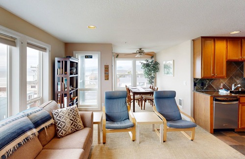 Rockaway Beach Condo | Modern Condo with Gorgeous Views, Balcony, & WiFi - Quick Walk to Beach