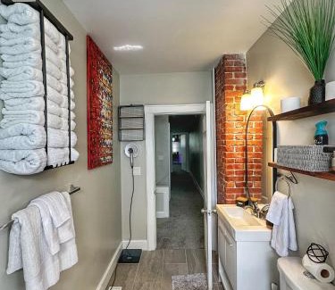 Columbus House | Modern Luxe 3BR 1BA with Bar 7