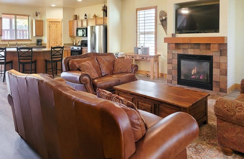 Bear Hollow Village House | Modern Mountain Lodge with Private Hot Tub, Shared Pool & Gym