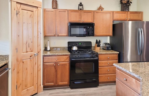 Bear Hollow Village House | Modern Mountain Lodge with Private Hot Tub, Shared Pool & Gym