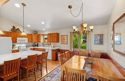 Livingston Cabin | Moose Horn Lodge- A Clean Cabin for Families, Wedding Goers & Montana Adventures