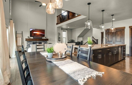 Park City House | Moose Mgmt at Retreat 13525: Pvt Hot Tub-King Bed-Free Bus Route-Firepit