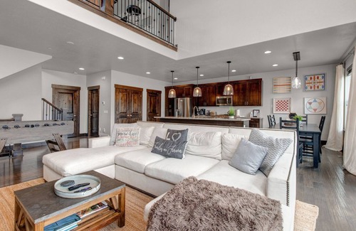 Park City House | Moose Mgmt at Retreat 13525: Pvt Hot Tub-King Bed-Free Bus Route-Firepit