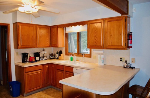 Blakeslee House | ⛷️⛱️⛰️Mt. Maplewood Lake Home❤️Budget★3BR★HotTub★Fireplace★Games★Dogs+