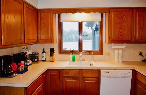 Blakeslee House | ⛷️⛱️⛰️Mt. Maplewood Lake Home❤️Budget★3BR★HotTub★Fireplace★Games★Dogs+