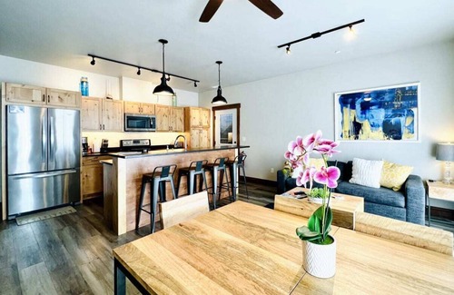 Columbia Falls Apartment | Mural Place, Cool Downtown Condo