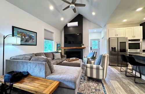 Somers Cabin | New Cabin w/Private Hot Tub and Fire Pit