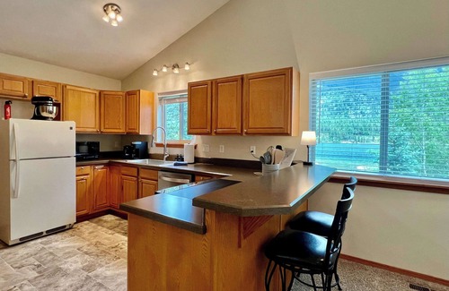 Kalispell Apartment | NEW! Cheerful Heritage Suite | Hot Tub | King Bed | Pet Friendly | Paddle Boards