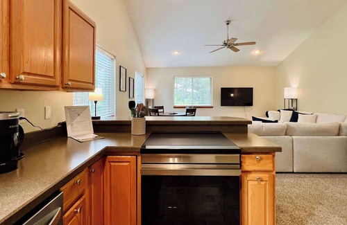 Kalispell Apartment | NEW! Cheerful Heritage Suite | Hot Tub | King Bed | Pet Friendly | Paddle Boards