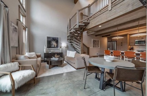 Coram House | New luxe townhouse mins to GNP! Spa! Game room!