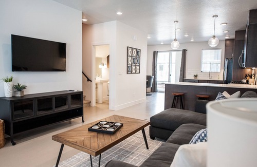 St. George House | New poolside Luxury townhouse in The Lofts
