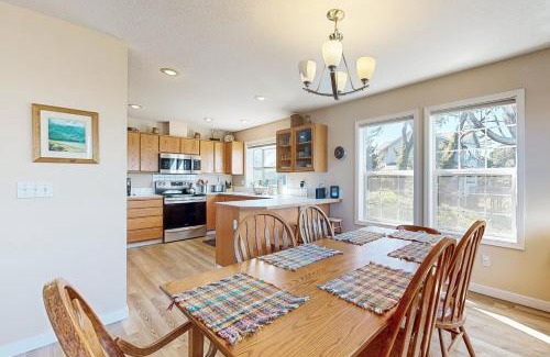 Lincoln Beach House | Oceanview Escape