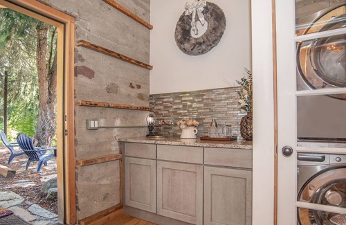 Hope Cottage | Old Hope Idaho City Hall- 20 Minutes to Schweitzer