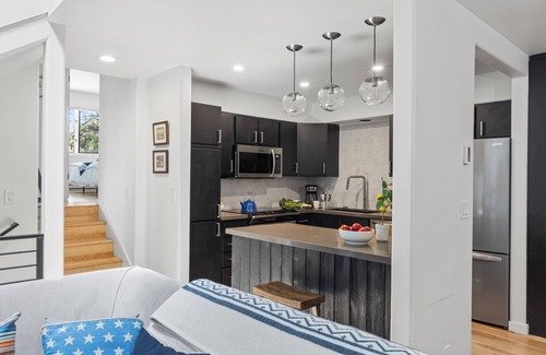 Jackson House | Outpost: Clark's Knoll 385 - Walk to Town Square