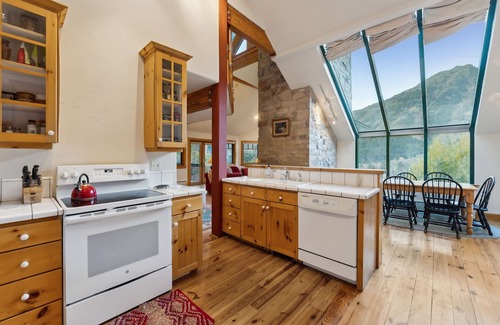 Sundance Cabin | PANORAMIC VIEWS - Hot Tub - 4 Bedroom Mountain Home
