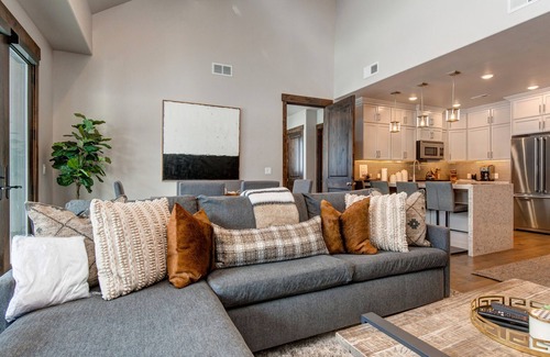 Park City Condo | Prime Location, Community Amenities, Chef's kitchen + BBQ! Great Views!