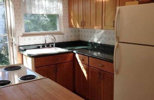 Near Eastside Apartment | Private Bed/Bath Room, Kitchenette. EZ to Downtown