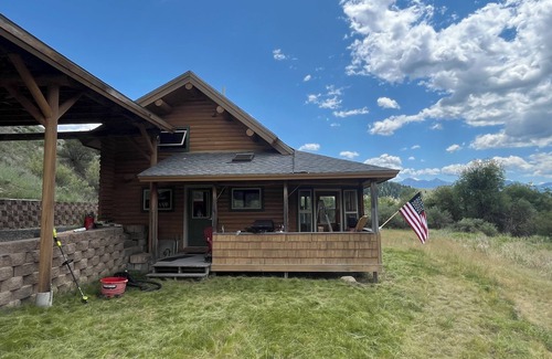 Cameron Cabin | Quaint Flyfishing cabin with WiFi near West Yellowstone