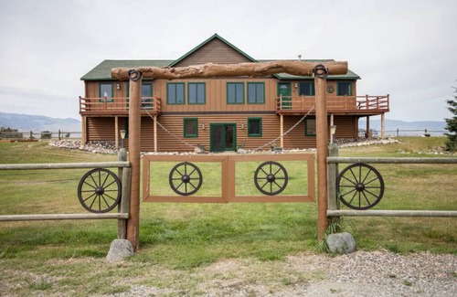 Livingston House | Rancho Deluxe Lodge · Whoa there partner, you've found your unique spot!