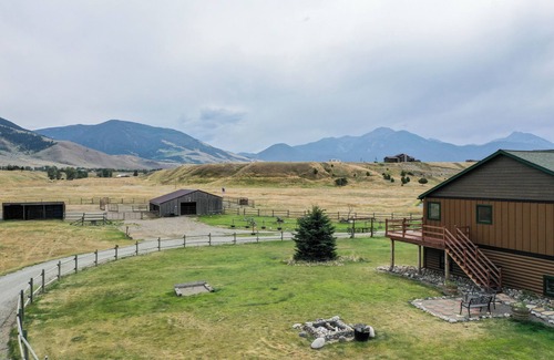 Livingston House | Rancho Deluxe Lodge · Whoa there partner, you've found your unique spot!