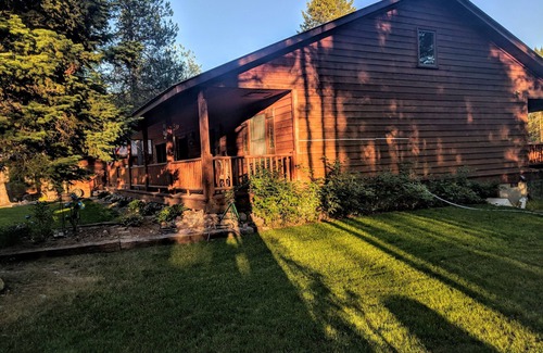 Coram House | Redneck Kabin. Enjoy the deck and hot tub after day in the Park