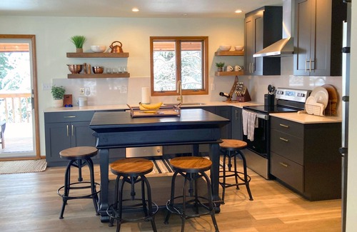Gallatin Gateway Cabin | River Front Cabin- Family, Fishing & Outdoor Haven- Near Big Sky Ski Resort
