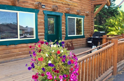 Last Chance Cabin | River Lodge Family Cabin - Unwind by nature's beauty!
