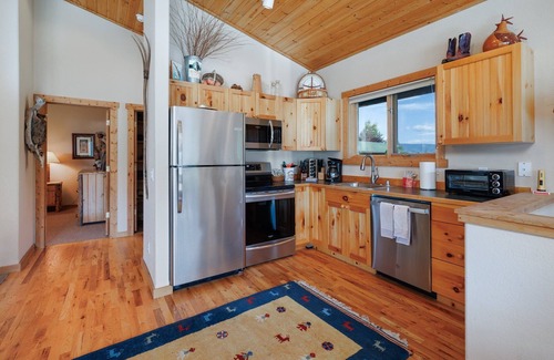 Livingston House | Riverfront home w/private dock close to YNP in Paradise Valley - Yellowstone River Retreat