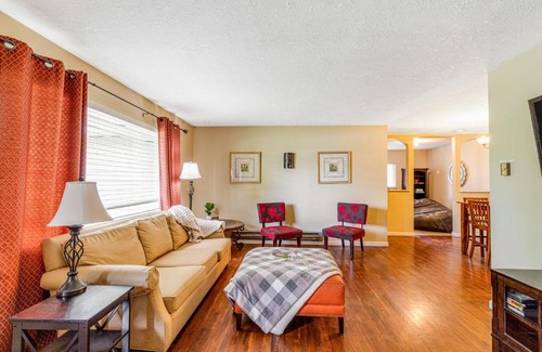 Hillcrest House | Roomy Ranch