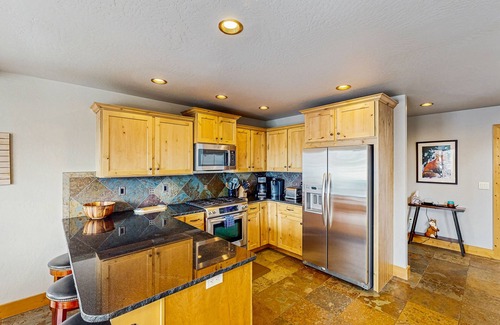 Sandpoint House | Schweitzer Mountain ski-in/ski-out townhome w/private hot tub & lake view
