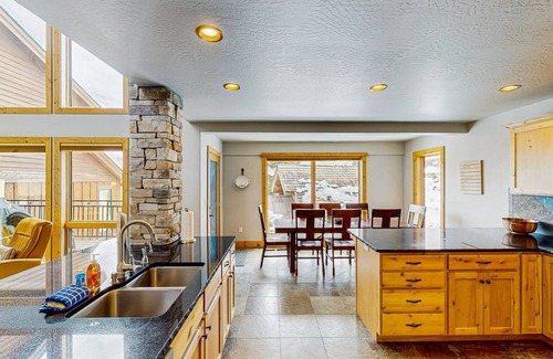 Sandpoint House | Schweitzer Mountain ski-in/ski-out townhome w/private hot tub & lake view