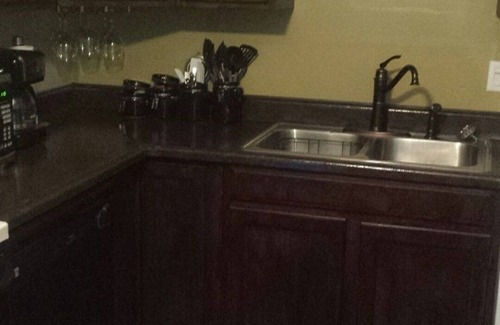Cody House | SECRET COTTAGE YELLOWSTONE - deer hangout - 2 BLOCKS downtown n1 bedroom 2beds