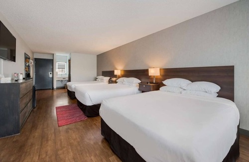 Ontario Hotel | Short Drive to Scotch Pines Golf Course! 2 Spacious Units, Pool, Pets Allowed!