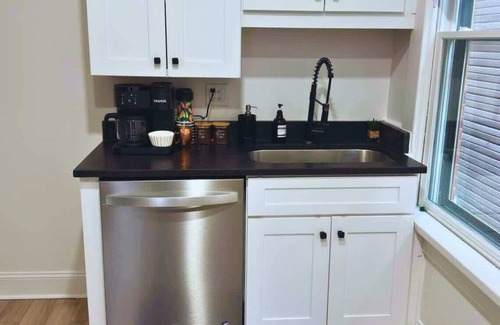 Victorian Village House | Short North - King Bed - Parking Free - Convention