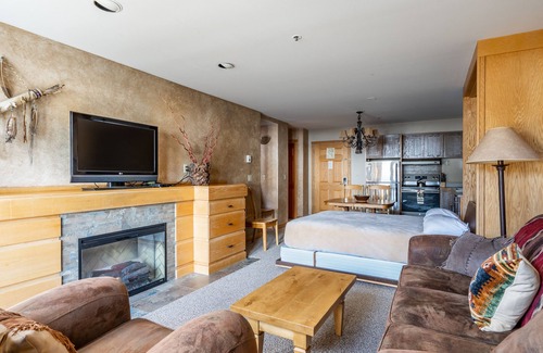 Big Sky Condo | Ski-in/ski-out condo with mountain views, hot tub, pool & gym access