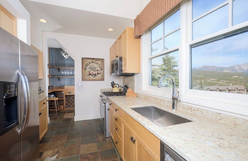 Saddle Ridge House | Ski-in/ski-out home w/great views & hot tub in Moonlight Basin - Saddle Ridge - Timber Wolf Chalet