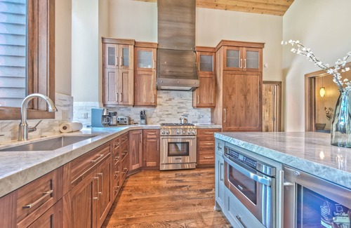 Deer Valley House | Slopeside Contemporary! Private Hot Tub, High-Speed Wi-Fi, Perfect for Groups!