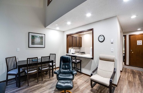 Glacier Condo | Snowater Condo #68 - Wi-Fi - Dishwasher - Sleeps 4