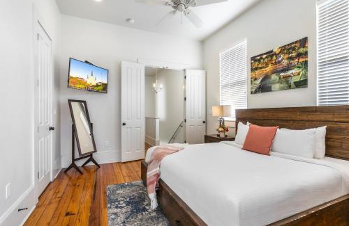 Faubourg Lafayette Apartment | Spacious 3BR Garden District Home w Pool & Balcony