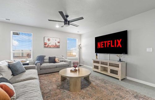 Nampa House | Spacious 5BR - Gamer Room - Hot Tub & Basketball