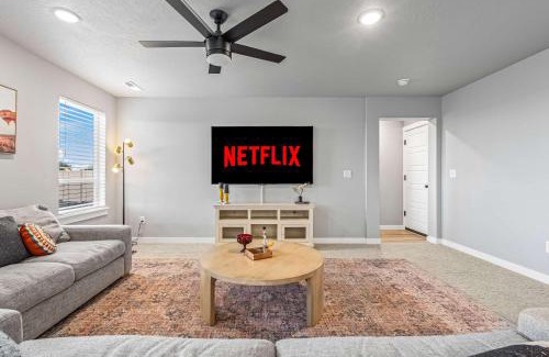 Nampa House | Spacious 5BR - Gamer Room - Hot Tub & Basketball