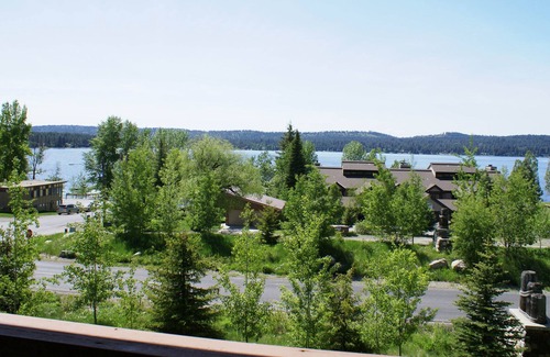 McCall Condo | Spacious condo with balcony, lake view, and full kitchen - walk to the water