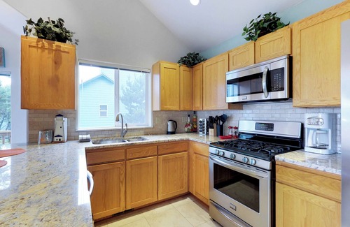 Nelscott House | Spacious dog-friendly home with WiFi & fireplace, near the beach