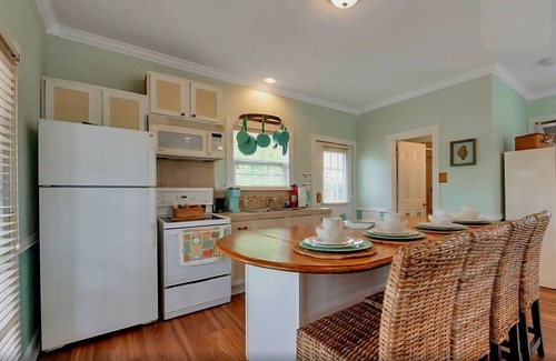 San Jacinto Apartment | Spacious Upstairs Studio with Balcony steps from the beautiful Seawall & Beach