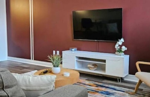 Wholesale District Apartment | Ste 725+Walk to Lucas Oil+Free Parking+Skywalk Access