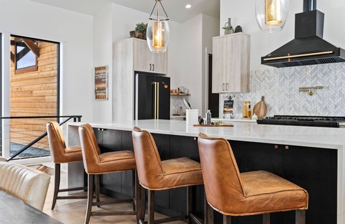 Kalispell House | Stillwater River Lodge Mtn Modern Waterfront Home near Glacier National Park