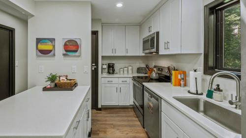 Long Pond House | Strawberry Shores by AvantStay Lakefront Private Beach
