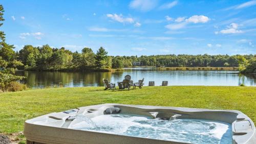 Long Pond House | Strawberry Shores by AvantStay Lakefront Private Beach