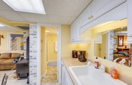 Libby Apartment | Studio w/Shared Hot Tub: Walk to Happy's Inn